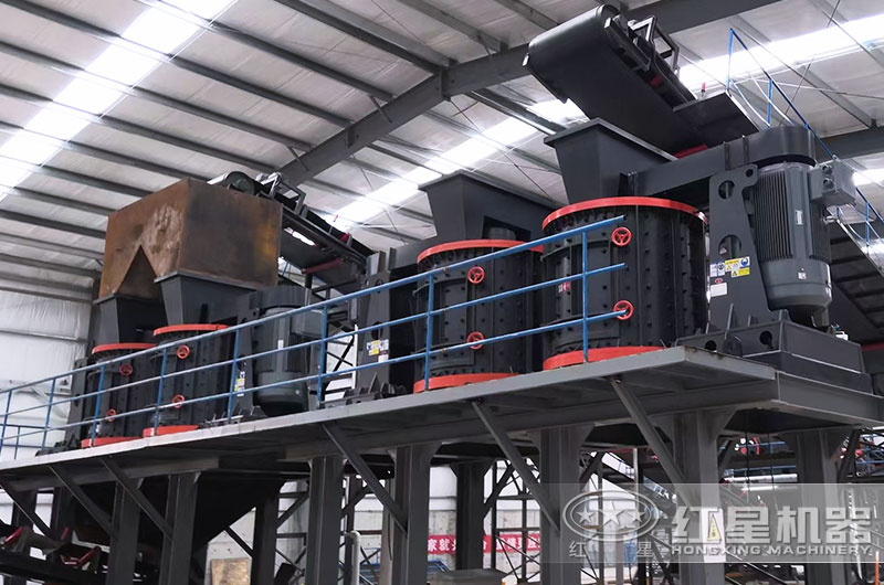 多臺復(fù)合式破碎機(jī)聯(lián)合作業(yè) 多臺復(fù)合式破碎機(jī)聯(lián)合作業(yè)