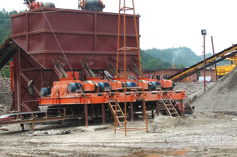 對(duì)輥式破碎機(jī)破碎原料煤現(xiàn)場(chǎng) 對(duì)輥式破碎機(jī)破碎原料煤現(xiàn)場(chǎng)