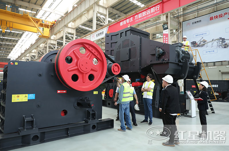 客戶來廠考察鄂破機設(shè)備