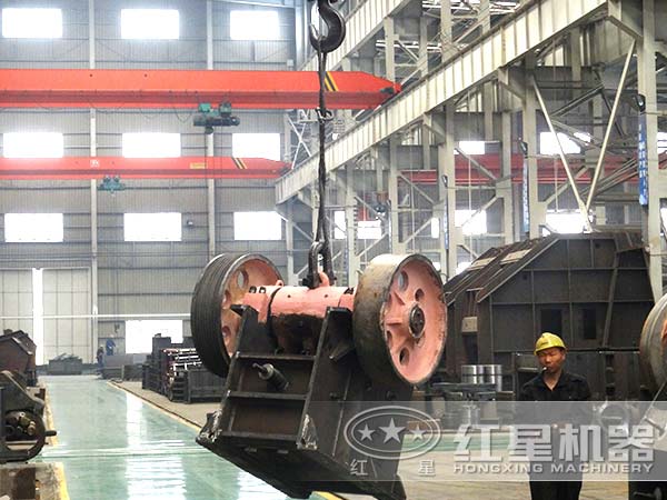 高產(chǎn)鄂式破碎機生產(chǎn)車間