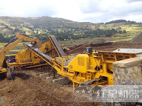 車載石料破碎機(jī)客戶現(xiàn)場(chǎng)