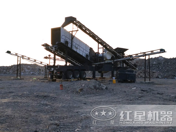 作業(yè)中的一體式移動(dòng)破碎站