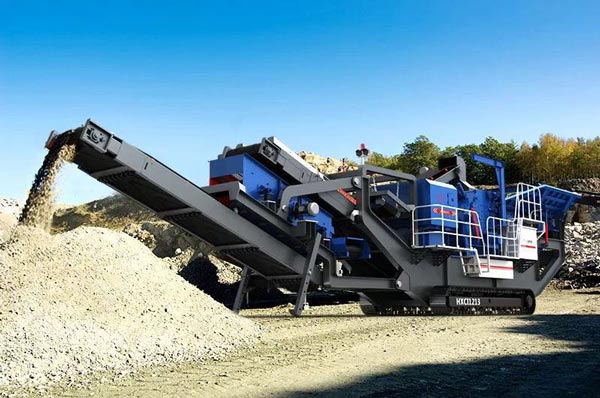 履帶式移動(dòng)破碎機(jī)客戶現(xiàn)場