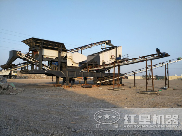 移動碎石機安裝搭設現(xiàn)場