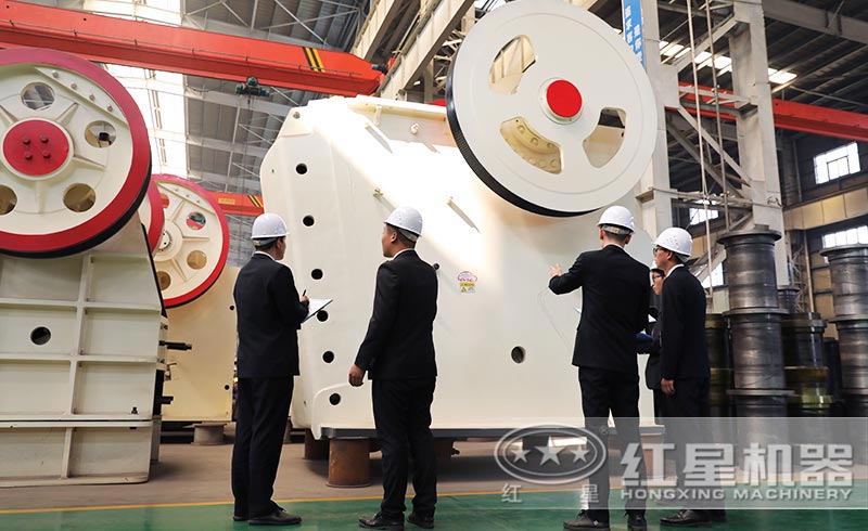 客戶來(lái)廠考察顎式破碎機(jī)