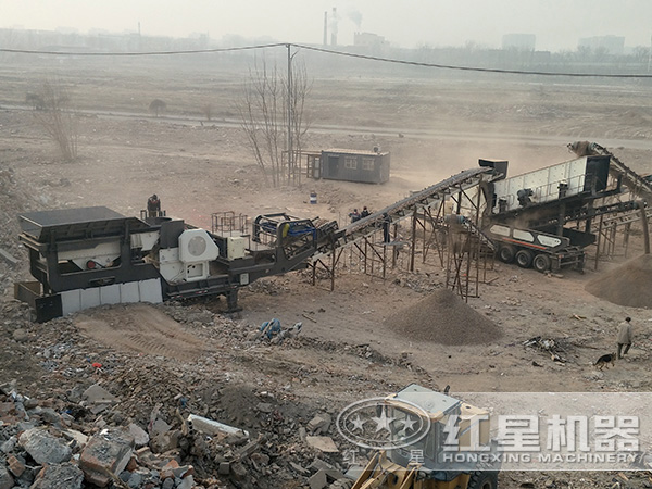 客戶(hù)來(lái)廠參觀履帶汽車(chē)移動(dòng)磕石機(jī)