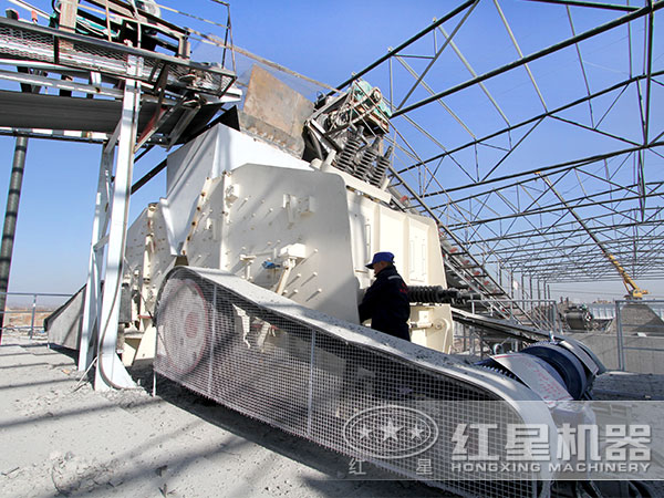 紅星技術(shù)經(jīng)理為用戶進(jìn)行現(xiàn)場指導(dǎo)