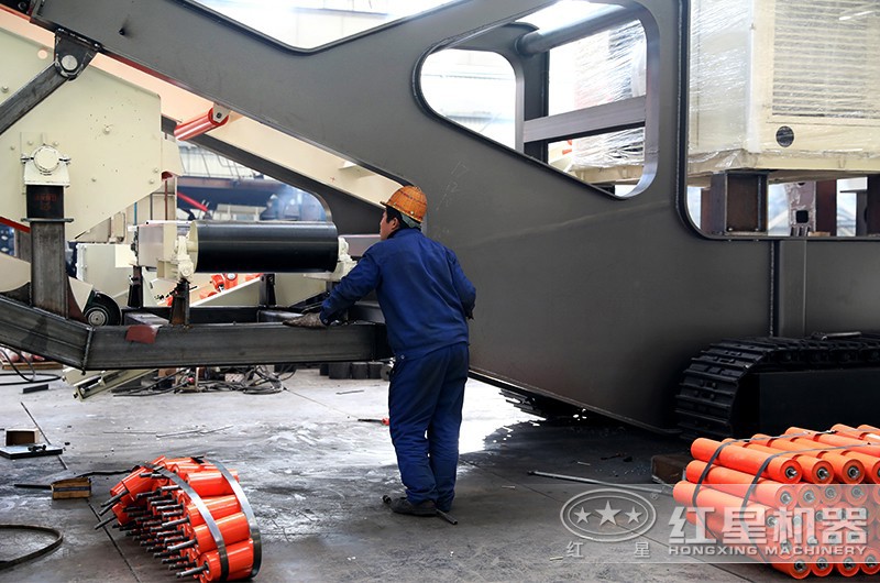 紅星技術(shù)工人正在認真組裝移動破機架