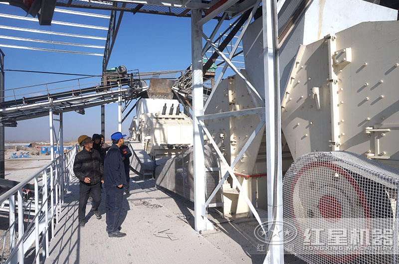 大型反擊碎石機(jī)作業(yè)現(xiàn)場