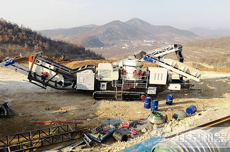 履帶移動(dòng)式石子破碎機(jī)怎么樣？紅星帶您走進(jìn)山東煙臺(tái)碎石現(xiàn)場親身體驗(yàn)