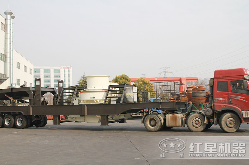 移動(dòng)制砂機(jī)開(kāi)往制砂現(xiàn)場(chǎng)