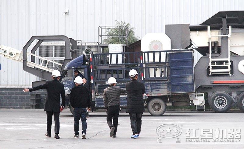 技術經(jīng)理陪同用戶參觀大型城市建筑垃圾粉碎機