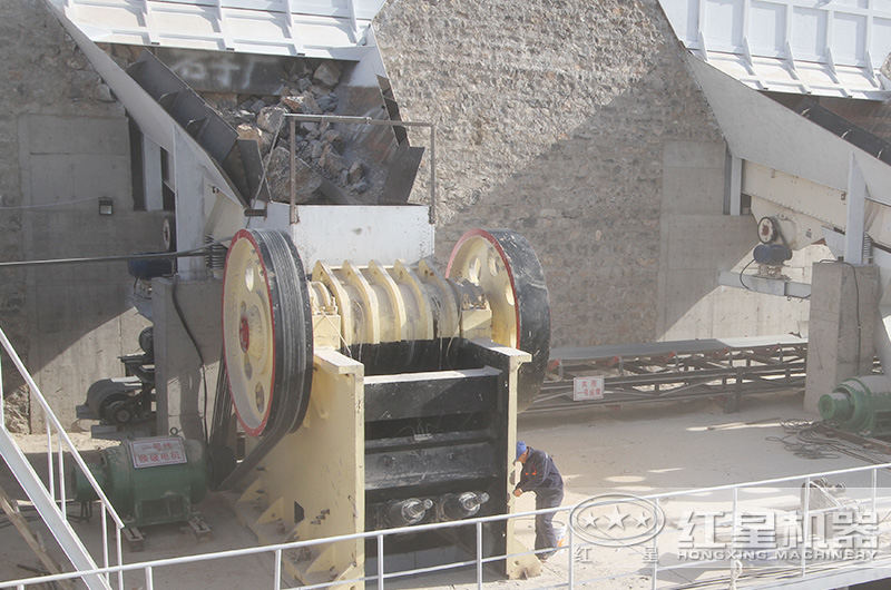 時(shí)產(chǎn)1000噸的鄂破機(jī)下料口多大，有哪些型號？