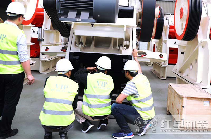 技術(shù)經(jīng)理在為來廠考察用戶講解鄂破機(jī)作業(yè)原理