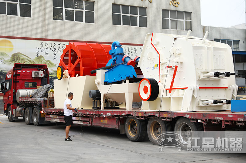 客戶訂購的反擊式破碎機裝車現(xiàn)場