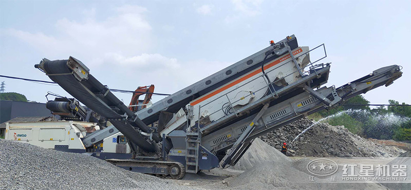 履帶移動(dòng)破加工白云石同出石子、沙子現(xiàn)場