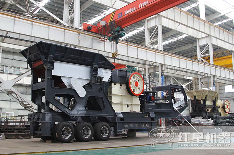 訂購(gòu)一臺(tái)時(shí)產(chǎn)50噸的小型移動(dòng)破碎機(jī)多少錢(qián)？（附現(xiàn)場(chǎng)視頻）