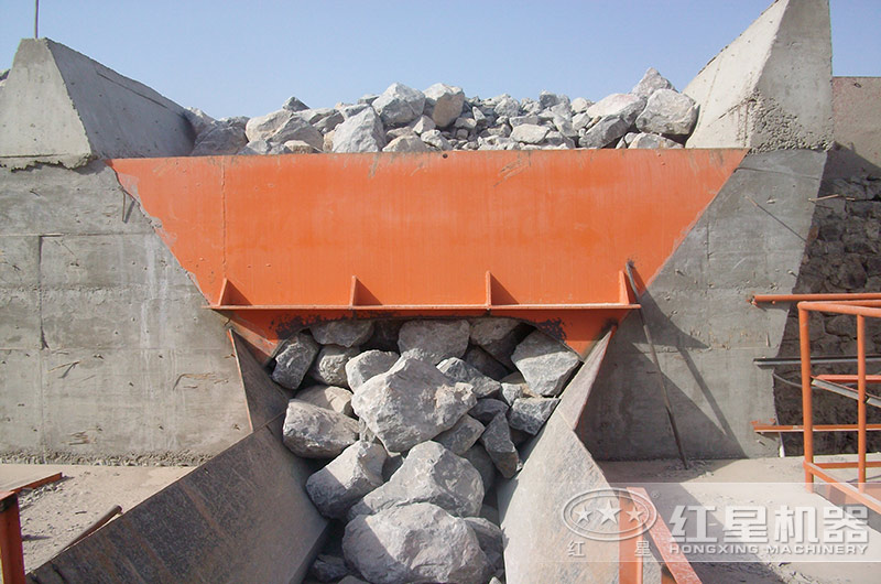 日產(chǎn)1萬方的石子加工廠需要配置幾臺(tái)多大型號(hào)的顎破機(jī)？